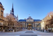Chiêm ngưỡng kiến trúc đồ sộ của tòa nhà Palais de Justice khi du lịch Bỉ